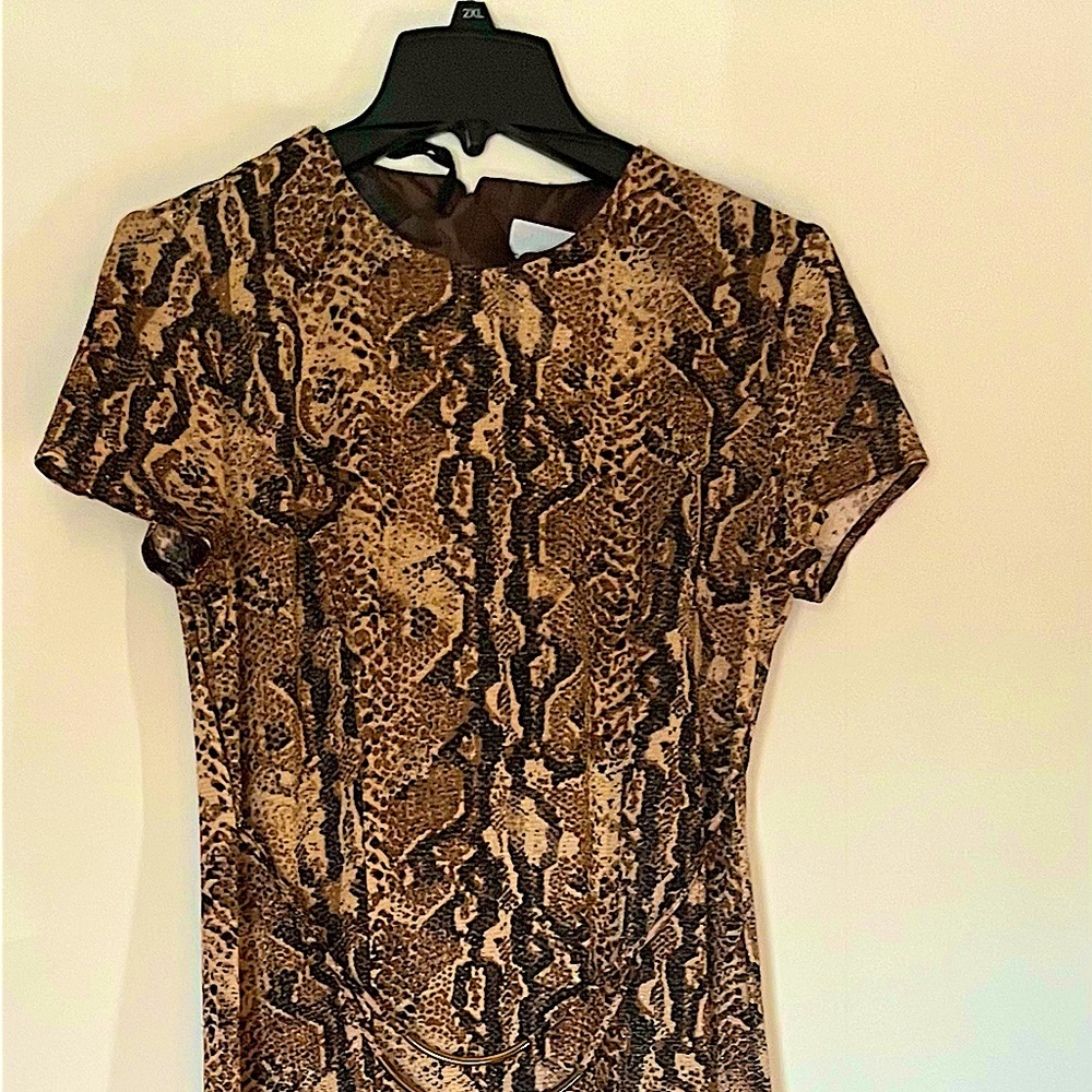 This dress is unique. Light weight. Gorgeous on! Size 7/8